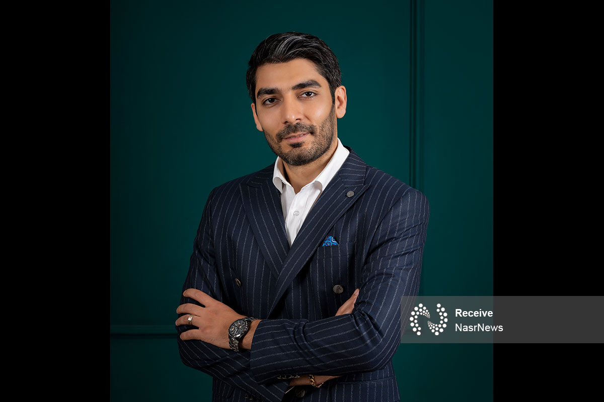 سالار صداقتی در نصر نیوز وضعیت ورودی اینترنت به کشور، عاملی کلیدی در تعیین پهنای باند موجود است، به‌طور خاص، به نظر می‌رسد برنامه‌ریزی‌های صورت‌گرفته برای افزایش ورودی اینترنت کافی نبوده و به‌دلیل محدودیت‌های زیرساختی، ظرفیت لازم برای پاسخگویی به نیازهای کاربران جدید فراهم نشده است و با ورود حدود یک و نیم میلیون مشترک جدید به شبکه اینترنت و برنامه‌ریزی برای ارتقای پهنای باند کاربران قدیمی ADSL و گسترش فیبر نوری، سؤال اصلی این است که آیا شبکه موجود توانایی افزایش پهنای باند را دارد؟! ارتباطات بین استانی و در شهرهای با تراکم بالای جمعیت با مشکلات زیرساختی مواجه است، این مشکلات شامل عدم توانایی در انتقال داده‌ها به‌خوبی و دکل‌های مخابراتی با پهنای باند پایین در مناطق شلوغ می‌باشد و با افزایش بار مصرفی، این مشکلات به‌طور مضاعف افزایش می‌یابند و منجر به افت کیفیت اینترنت می‌شوند. افت کیفیت اینترنت نیز به‌عنوان یک مسئله جدی مطرح است که با افزایش تعداد مشترکین، پهنای کم و ناترازی موجود در شبکه می‌تواند به‌طرز چشمگیری کیفیت خدمات ارائه‌شده را کاهش دهد، علاوه بر این، حملات DDoS که معمولاً ناشی از فیلترینگ و استفاده از فیلترشکن‌های غیر استاندارد است، می‌تواند به‌طور جدی بر کیفیت اینترنت تأثیرگذار باشد. فیلترینگ و عدم امنیت فضای اینترنت باعث شده است که برخی وب‌سایت‌ها از دسترس خارج شوند، این امر خود به افزایش بار بر روی زیرساخت‌های اینترنتی منجر می‌شود. این بار اضافی، در کنار تلاش‌های انجام‌شده برای جلوگیری از حملات سایبری، به‌طور جدی بر سرعت و کیفیت اینترنت تأثیر می‌گذارد. این گزارش حاکی است، وزارت ارتباطات دلیل کاهش پهنای باند را افزایش استفاده از داده‌ها اعلام کرده است، در حالی که هنوز مشترکین جدیدی به شبکه افزوده نشده‌اند و ناترازی پهنای باند می‌تواند ناشی از مشکلاتی باشد که کاربران ADSL با آن مواجه هستند، این ناترازی، در کنار تنظیمات نادرست، می‌تواند احساس کاهش سرعت اینترنت را در کاربران ایجاد کند. این گزارش می افزاید، آینده اینترنت ایران سوالی است که در ذهن بسیاری از کاربران به یک چالش تبدیل شده است و قطعا با رفع فیلترینگ، بار استفاده از اینترنت به‌طور قابل‌توجهی افزایش خواهد یافت، این موضوع به‌ویژه با در دسترس قرار گرفتن شبکه‌های اجتماعی و محتوای ویدئویی، ملموس‌تر خواهد بود. لذا نیاز به برنامه‌ریزی جدی و بهبود زیرساخت‌های اینترنتی احساس می‌شود تا کشور بتواند به‌طور مؤثر با چالش‌های موجود مقابله کند. کاهش و پایین بودن پهنای باند اینترنت در ایران نتیجه‌ای از ترکیب چالش‌های زیرساختی، افزایش بار مصرفی، و عدم امنیت فضای اینترنت است. برای بهبود وضعیت موجود، لازم است برنامه‌ریزی‌های دقیق‌تری در زمینه گسترش زیرساخت‌ها و افزایش ورودی اینترنت صورت گیرد. همچنین، توجه به مسائل امنیتی و فیلترینگ به‌عنوان عوامل تأثیرگذار بر کیفیت اینترنت، باید در اولویت قرار گیرد. حال سوال این جاست برای افزایش پهنای باند اینترنت در کشور، می‌توان به چندین راهکار عملی و مؤثر اشاره کرد، نصب و راه‌اندازی شبکه‌های فیبر نوری یکی از این راهکارها به عنوان یکی از سریع‌ترین و کارآمدترین روش‌ها برای افزایش ظرفیت پهنای باند است، این تکنولوژی می‌تواند سرعت و کیفیت اینترنت را به‌طور چشمگیری بهبود بخشد.   نوسازی و بهبود دکل‌های مخابراتی در مناطق شلوغ و پرجمعیت، به‌ویژه با نصب تجهیزات پیشرفته و افزایش ظرفیت انتقال داده‌ها، استفاده از نرم‌افزارهای مدیریت ترافیک برای بهینه‌سازی استفاده از پهنای باند و توزیع عادلانه بار مصرفی بین کاربران، گسترش فناوری‌های 4G و 5G  که می‌توانند سرعت و کیفیت اینترنت موبایل را بهبود بخشند و دسترسی به اینترنت پرسرعت را برای کاربران بیشتر فراهم کنند، سرمایه‌گذاری در تحقیق و توسعه برای یافتن راه‌حل‌های نوآورانه در زمینه بهبود و افزایش ظرفیت شبکه‌های اینترنتی، بهبود و تقویت زیرساخت‌های ارتباطی بین استان‌ها با استفاده از تکنولوژی‌های مدرن، که می‌تواند به انتقال بهتر داده‌ها بین مناطق مختلف کمک کند،ایجاد زیرساخت‌های امنیتی قوی برای جلوگیری از حملات DDoS و سایر تهدیدات سایبری، که می‌تواند به بهبود کیفیت و پایداری اینترنت کمک کند، آموزش کاربران در زمینه استفاده بهینه از اینترنت و مدیریت مصرف داده‌ها به‌منظور کاهش بار مصرف و بهبود تجربه کاربری، توسعه سیاست‌های حمایتی برای تشویق بخش خصوصی به سرمایه‌گذاری در زیرساخت‌های اینترنتی و ارائه خدمات بهتر به کاربران، بررسی و به‌روزرسانی قوانین و بازنگری در قوانین و مقررات مرتبط با صنعت مخابرات و فناوری اطلاعات به‌منظور تسهیل فرآیندها و تشویق نوآوری از دیگر راهکارهای حل چالش ها مطرح شده اند و اجرای این راهکارها می‌تواند به‌طور مؤثری به افزایش پهنای باند اینترنت و بهبود کیفیت خدمات در کشور کمک کند. این گزارش حاکی است، نقش دولت در اجرای راهکارهای افزایش پهنای باند اینترنت بسیار حیاتی و کلیدی است و تنظیم و نظارت بر فعالیت‌های شرکت‌های ارائه‌دهنده خدمات اینترنت به‌منظور تضمین کیفیت خدمات و جلوگیری از نفوذ انحصاری، تشویق به تحقیق و توسعه در زمینه فناوری‌های نوین، به‌ویژه در صنعت فناوری اطلاعات و ارتباطات، تدوین و اجرای سیاست‌های امنیتی برای حفاظت از زیرساخت‌های اینترنتی در برابر تهدیدات سایبری، برگزاری برنامه‌های آموزشی و فرهنگ‌سازی برای کاربران و شرکت‌ها در زمینه استفاده بهینه از اینترنت و مدیریت مصرف داده‌ها، تضمین دسترسی عادلانه به اینترنت برای تمامی اقشار جامعه، با توجه به مناطق روستایی و کم‌برخوردار، ایجاد نظام‌های پاسخگویی و شفافیت در تصمیم‌گیری‌ها و تخصیص منابع، از راهکارهایی است که دولت می‌تواند به‌عنوان یک تسهیل‌کننده و هماهنگ‌کننده در اجرای راهکارهای افزایش پهنای باند اینترنت عمل کند و به بهبود کیفیت خدمات اینترنتی در کشور کمک نماید.